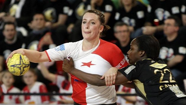 Lucie Satrapová z DHC Slavia Praha (v bílo-červeném). Ilustrační foto. Lucie Satrapová z DHC Slavia Praha (v bílo-červeném). Ilustrační foto.