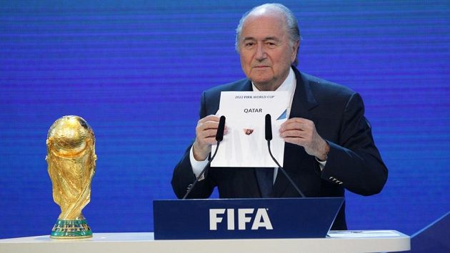 Prezident FIFA Sepp Blatter oznamuje dějiště MS 2022 - překvapivě vyhrál Katar. Prezident FIFA Sepp Blatter oznamuje dějiště MS 2022 - překvapivě vyhrál Katar.