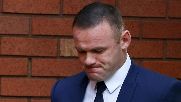 Bývalý kapitán anglické fotbalové reprezentace Wayne Rooney přišel na dva roky o řidičský průkaz. Verdikt si vyslechl u soudu. Bývalý kapitán anglické fotbalové reprezentace Wayne Rooney přišel na dva roky o řidičský průkaz. Verdikt si vyslechl u soudu.
