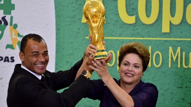 Cafú po boku brazilské prezidentky Dilmy Rousseffové s trofejí pro mistra světa. Cafú po boku brazilské prezidentky Dilmy Rousseffové s trofejí pro mistra světa.