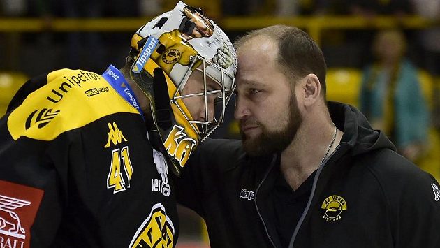 Brankář Litvínova Pavel Kantor a šéf realizačního týmu Litvínova Jiří Šlégr po úspěšném utkání baráže s Jihlavou. Brankář Litvínova Pavel Kantor a šéf realizačního týmu Litvínova Jiří Šlégr po úspěšném utkání baráže s Jihlavou.