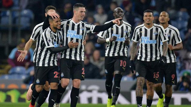 Fotbalisté Newcastlu se radují z branky Fotbalisté Newcastlu se radují z branky