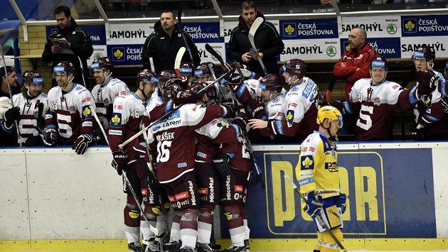 Hokejisté Sparty se radují ze vstřeleného gólu proti Zlínu. Hokejisté Sparty se radují ze vstřeleného gólu proti Zlínu.