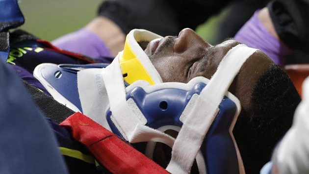 Cuco Martina z Evertonu po zranění v utkání s Lyonem. Cuco Martina z Evertonu po zranění v utkání s Lyonem.