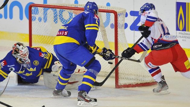 Český útočník Jan Kovář (vpravo) se snaží překonat švédského brankáře Johana Gustafssona (vlevo). Přihlíží obránce Staffan Kronwall. Český útočník Jan Kovář (vpravo) se snaží překonat švédského brankáře Johana Gustafssona (vlevo). Přihlíží obránce Staffan Kronwall.