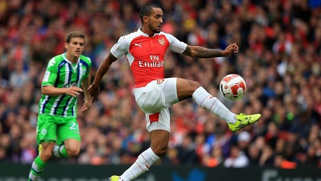 Theo Walcott podepsal v Arsenalu novou smlouvu. Theo Walcott podepsal v Arsenalu novou smlouvu.