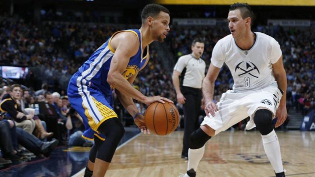 Stephen Curry z Golden State Warriors (vlevo) a Danilo Gallinari z Denveru. Stephen Curry z Golden State Warriors (vlevo) a Danilo Gallinari z Denveru.