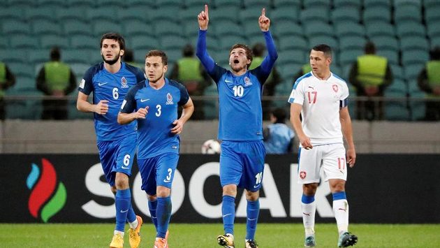 Ázerbájdžánci se radují, Afran Ismajlov (10) vyrovnal proti Česku z penalty. Vpravo Marek Suchý, dále jsou na snímku B. Gusejnov a (6) a Magomed Mirzabekov Ázerbájdžánci se radují, Afran Ismajlov (10) vyrovnal proti Česku z penalty. Vpravo Marek Suchý, dále jsou na snímku B. Gusejnov a (6) a Magomed Mirzabekov