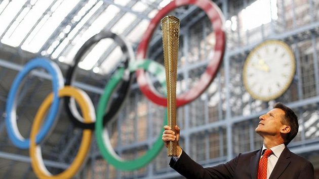 Šéf světové atletiky Sebastien Coe pózuje s prototypem zlaté pochodně, která byla určená pro letní olympijské hry 2012 v Londýně. Šéf světové atletiky Sebastien Coe pózuje s prototypem zlaté pochodně, která byla určená pro letní olympijské hry 2012 v Londýně.