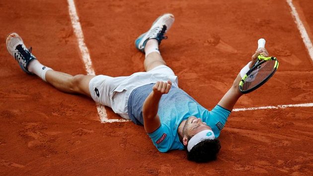 Italský tenista Marco Cecchinato se raduje z postupu na French Open. Italský tenista Marco Cecchinato se raduje z postupu na French Open.
