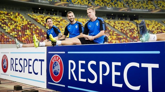 Plzeňští fotbalisté (zleva) Milan Petržela, Radim Řezník a David Limberský na předzápasovém tréninku v Bukurešti Plzeňští fotbalisté (zleva) Milan Petržela, Radim Řezník a David Limberský na předzápasovém tréninku v Bukurešti