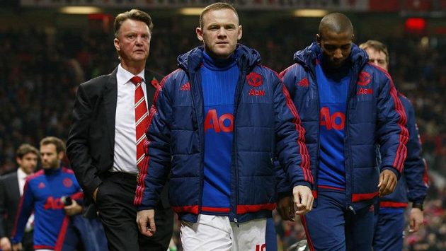 Trenér Manchesteru United Louis van Gaal (vlevo), útočník Rudých ďáblů Wayne Rooney (uprostřed) a záložník Ashley Young. Trenér Manchesteru United Louis van Gaal (vlevo), útočník Rudých ďáblů Wayne Rooney (uprostřed) a záložník Ashley Young.