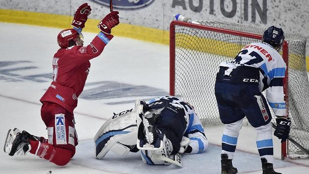 Autor druhého třineckého gólu Ethan Werek se raduje. Zprava zklamaní liberečtí hráči Tomáš Hanousek a brankář Roman Will. Autor druhého třineckého gólu Ethan Werek se raduje. Zprava zklamaní liberečtí hráči Tomáš Hanousek a brankář Roman Will.