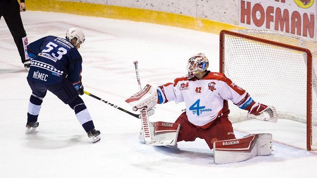 Střelec vítězného gólu Vojtěch Němec z Plzně a brankář Olomouce Branislav Konrád. Střelec vítězného gólu Vojtěch Němec z Plzně a brankář Olomouce Branislav Konrád.