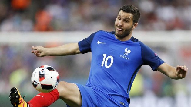 Francouz André-Pierre Gignac ve finále ME s Portugalskem. Francouz André-Pierre Gignac ve finále ME s Portugalskem.