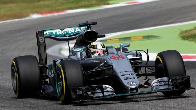 Lewis Hamilton při tréninku na Velkou cenu Itálie v Monze. Lewis Hamilton při tréninku na Velkou cenu Itálie v Monze.