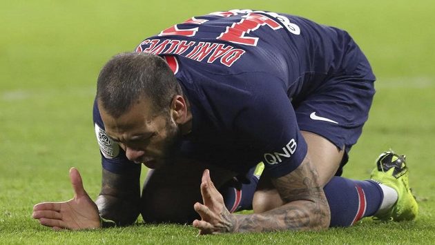 Rozčílený obránce PSG Dani Alves v ligovém utkání proti Lyonu. Rozčílený obránce PSG Dani Alves v ligovém utkání proti Lyonu.