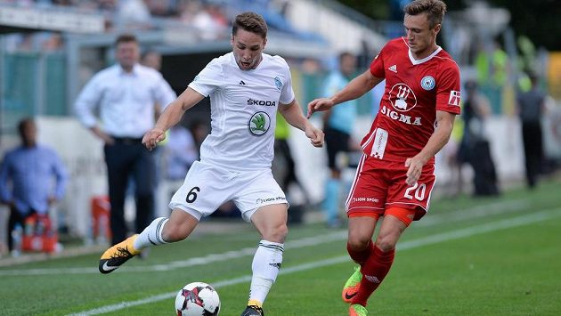 Mladoboleslavský Adam Jánoš se chystá odehrát míč před Šimonem Faltou ze Sigmy Olomouc. Mladoboleslavský Adam Jánoš se chystá odehrát míč před Šimonem Faltou ze Sigmy Olomouc.