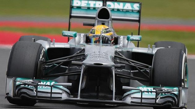 Lewis Hamilton na trati kvalifikace na Velkou cenu Británie v Silverstone. Lewis Hamilton na trati kvalifikace na Velkou cenu Británie v Silverstone.