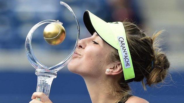Belinda Bencicová s trofejí pro vítězku turnaje v Torontu. Belinda Bencicová s trofejí pro vítězku turnaje v Torontu.