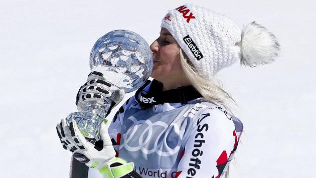 Rakušanka Eva-Maria Bremová s trofejí pro vítězku Světového poháru v obřím slalomu. Rakušanka Eva-Maria Bremová s trofejí pro vítězku Světového poháru v obřím slalomu.