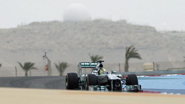Jezdec Mercedesu Nico Rosberg při kvalifikaci na Velkou cenu Bahrajnu. Jezdec Mercedesu Nico Rosberg při kvalifikaci na Velkou cenu Bahrajnu.