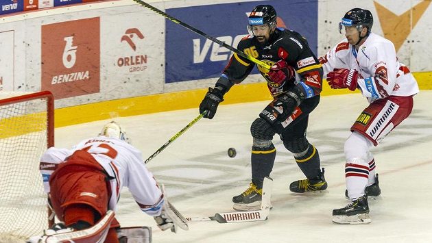 Brankář Olomouce Branislav Konrád zasahuje před Richardem Jarůškem z Litvínova, vpravo Jiří Ondrušek. Brankář Olomouce Branislav Konrád zasahuje před Richardem Jarůškem z Litvínova, vpravo Jiří Ondrušek.