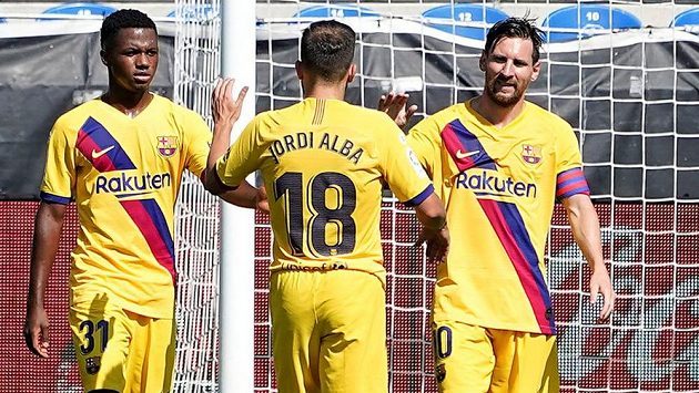 Lionel Messi z Barcelony oslavuje se spoluhráči svůj první gól na hřišti Alavésu. Lionel Messi z Barcelony oslavuje se spoluhráči svůj první gól na hřišti Alavésu.