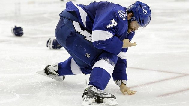 Radko Gudas (7) z Tampy zkoumá následky střetu s bruslí Davida Clarksona z Toronta. Radko Gudas (7) z Tampy zkoumá následky střetu s bruslí Davida Clarksona z Toronta.