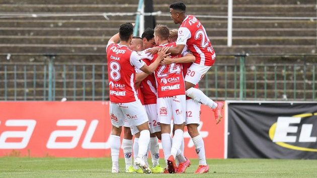 Fotbalisté Pardubic slaví gól v utkání s Mladou Boleslaví. Fotbalisté Pardubic slaví gól v utkání s Mladou Boleslaví.