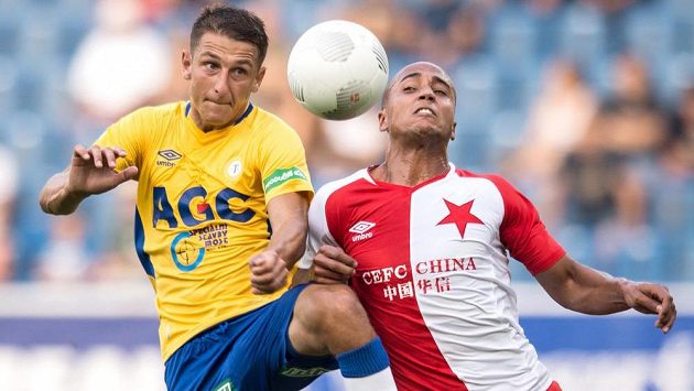 Souboj o míč v podání teplického beka Jana Kroba a útočníka Slavie Gina van Kessela. Souboj o míč v podání teplického beka Jana Kroba a útočníka Slavie Gina van Kessela.