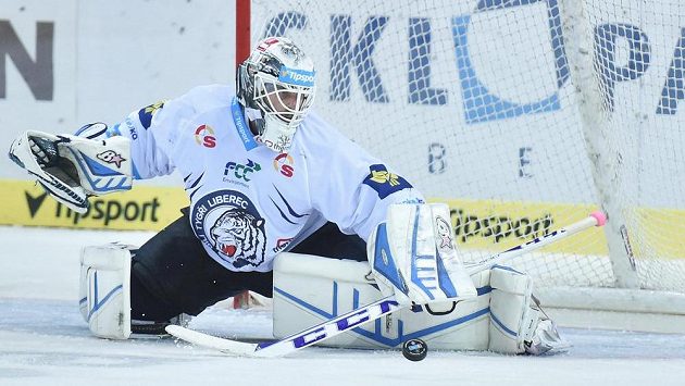 Liberecký brankář Marek Schwarz v akci. Liberecký brankář Marek Schwarz v akci.