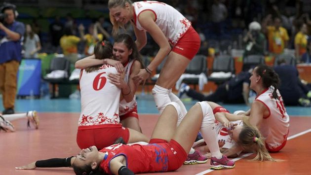 Radost srbských volejbalistek po semifinálové výhře nad USA. Radost srbských volejbalistek po semifinálové výhře nad USA.