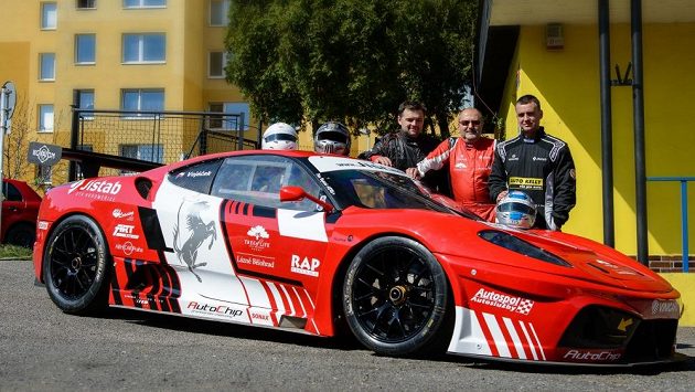 Petr Vojáček mezi synem Lukášem (vlevo) a Františkem Chaloupkou (vpravo) s Ferrari 430 GT. Petr Vojáček mezi synem Lukášem (vlevo) a Františkem Chaloupkou (vpravo) s Ferrari 430 GT.