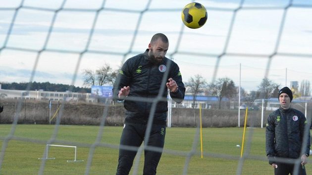 Útočník Jan Vošahlík ještě během tréninku v Nymburce v barvách Slavie. Útočník Jan Vošahlík ještě během tréninku v Nymburce v barvách Slavie.