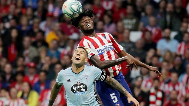 Záložník Atlética Madrid Thomas Partey (vpravo) v souboji s Rafinhou z Celty Vigo. Záložník Atlética Madrid Thomas Partey (vpravo) v souboji s Rafinhou z Celty Vigo.