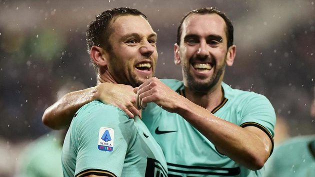 Radost v podání fotbalistů Interu Milán. Vstřelený gól slaví Stefan de Vrij a Diego Godín. Radost v podání fotbalistů Interu Milán. Vstřelený gól slaví Stefan de Vrij a Diego Godín.