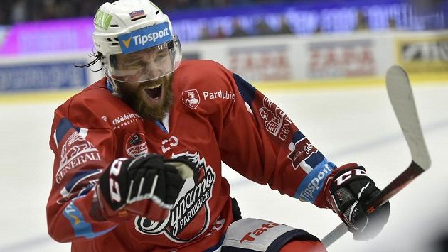 Pardubický Marek Hovorka jásá po vstřeleném gólu na ledě Kladna. Pardubický Marek Hovorka jásá po vstřeleném gólu na ledě Kladna.