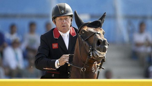 Brit Nick Skelton v sedle koně Big Star při parkúrové vítězné jízdě. Brit Nick Skelton v sedle koně Big Star při parkúrové vítězné jízdě.
