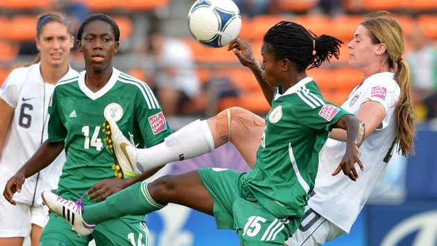 Nigerijské fotbalistky (v zelených dresech) v souboji s hráčky Spojených států amerických. Nigerijské fotbalistky (v zelených dresech) v souboji s hráčky Spojených států amerických.