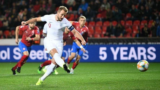 Anglický reprezentant Harry Kane zahrává penaltu v kvalifkačním duelu proti Česku v pražském Edenu. Anglický reprezentant Harry Kane zahrává penaltu v kvalifkačním duelu proti Česku v pražském Edenu.