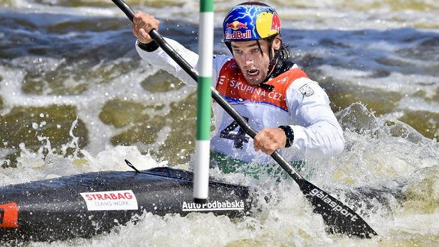 Kajakář Vavřinec Hradilek na závěr nepovedené nominace, ve které se neprobojoval do reprezentace na vrcholné akce sezóny ani na Světové poháry, získal republikový titul. Kajakář Vavřinec Hradilek na závěr nepovedené nominace, ve které se neprobojoval do reprezentace na vrcholné akce sezóny ani na Světové poháry, získal republikový titul.