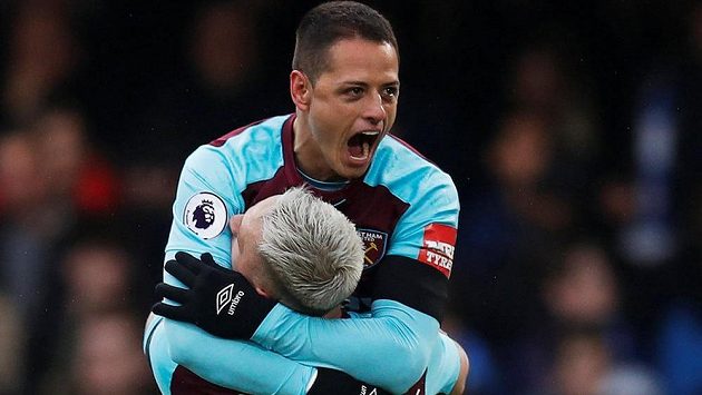 Střelec West Hamu Javier Hernandez slaví se svým spoluhráčem Marko Arnautovičem gól v síti Chelsea během londýnského derby. Střelec West Hamu Javier Hernandez slaví se svým spoluhráčem Marko Arnautovičem gól v síti Chelsea během londýnského derby.