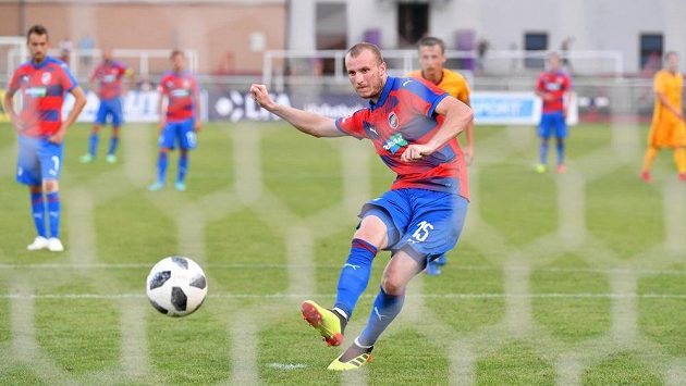 Plzeňský kanonýr Michael Krmenčík střílí na Julisce z penalty třetí gól hostů. Plzeňský kanonýr Michael Krmenčík střílí na Julisce z penalty třetí gól hostů.
