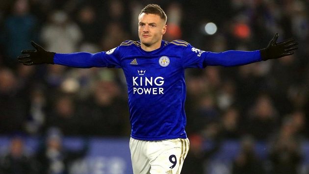 Nejlepší střelec minulého ročníku anglické ligy útočník Jamie Vardy prodloužil smlouvu s Leicesterem. Nejlepší střelec minulého ročníku anglické ligy útočník Jamie Vardy prodloužil smlouvu s Leicesterem.