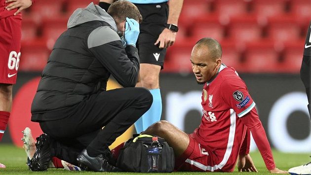 Lékař Liverpoolu u zraněného Fabinha. Lékař Liverpoolu u zraněného Fabinha.