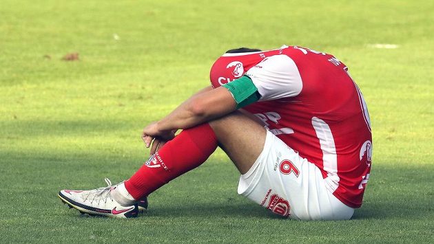 Zklamaný Martin Toml z Pardubic po zápase. Zklamaný Martin Toml z Pardubic po zápase.