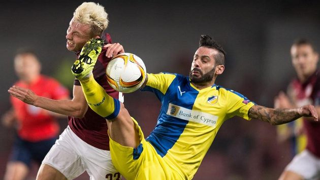 Ladislav Krejčí ze Sparty (vlevo) a Nuno Morais z APOEL Nikósie. Ladislav Krejčí ze Sparty (vlevo) a Nuno Morais z APOEL Nikósie.