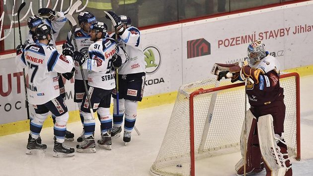 Radost hráčů Liberce z gólu. Vpravo je brankář Jihlavy Jakub Škarek. Radost hráčů Liberce z gólu. Vpravo je brankář Jihlavy Jakub Škarek.