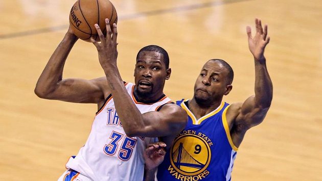 Kevin Durant (vlevo) bude od příští sezóny spoluhráčem Andreho Iguodalaa v Golden State. Kevin Durant (vlevo) bude od příští sezóny spoluhráčem Andreho Iguodalaa v Golden State.
